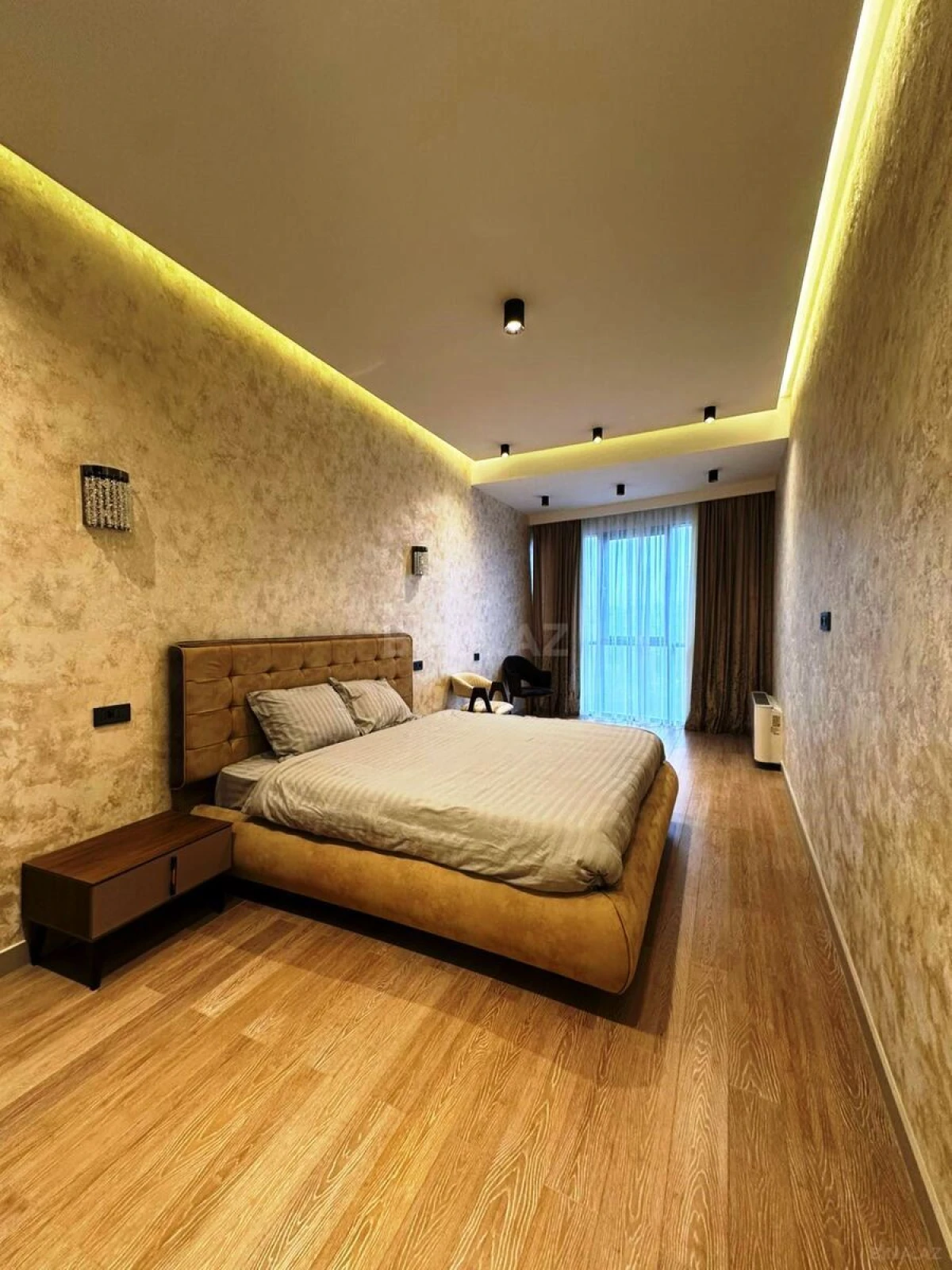 Satılır 4 otaqlı mənzil 180 m²