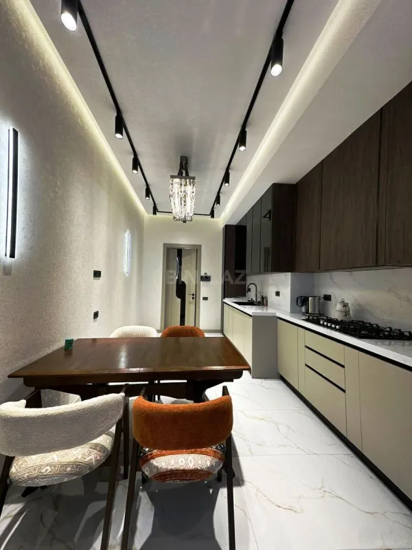 Satılır 4 otaqlı mənzil 180 m²