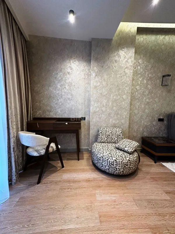 Satılır 4 otaqlı mənzil 180 m²