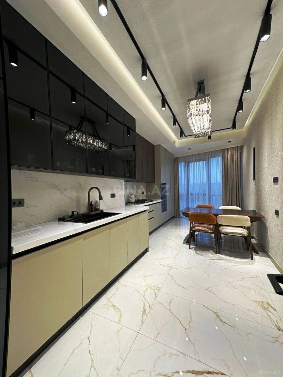 Satılır 4 otaqlı mənzil 180 m²