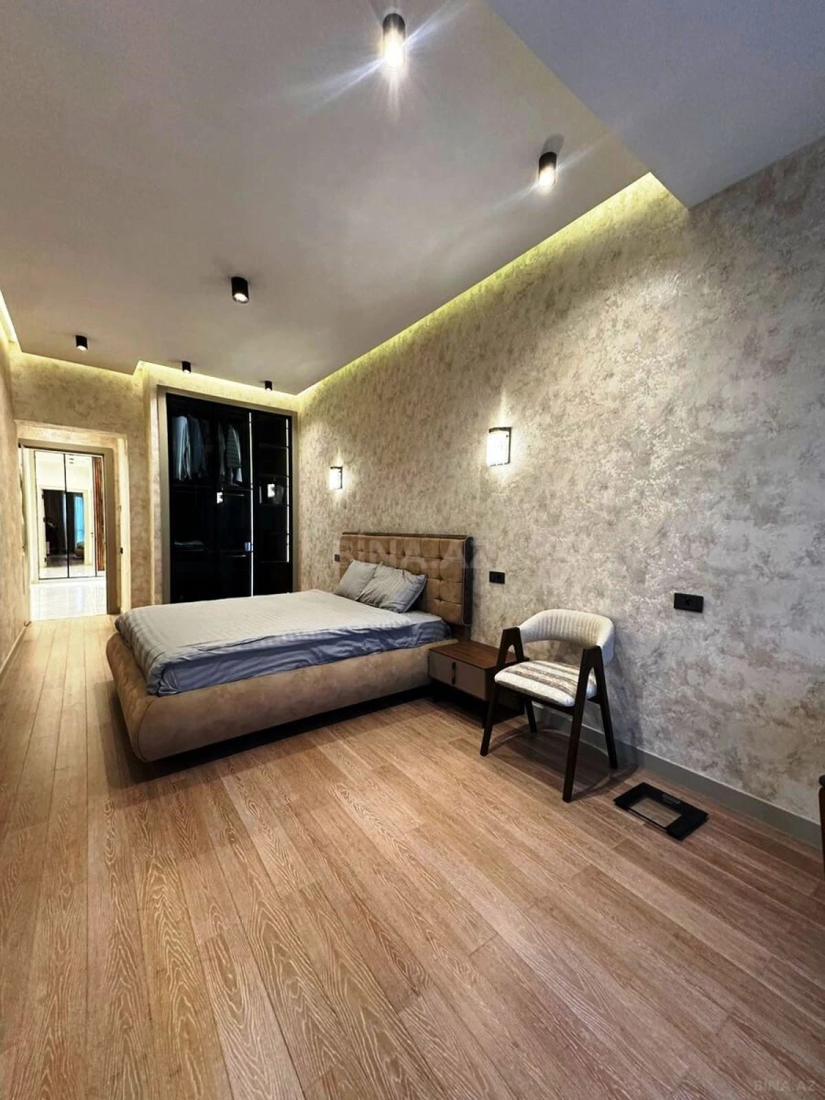 Satılır 4 otaqlı mənzil 180 m²