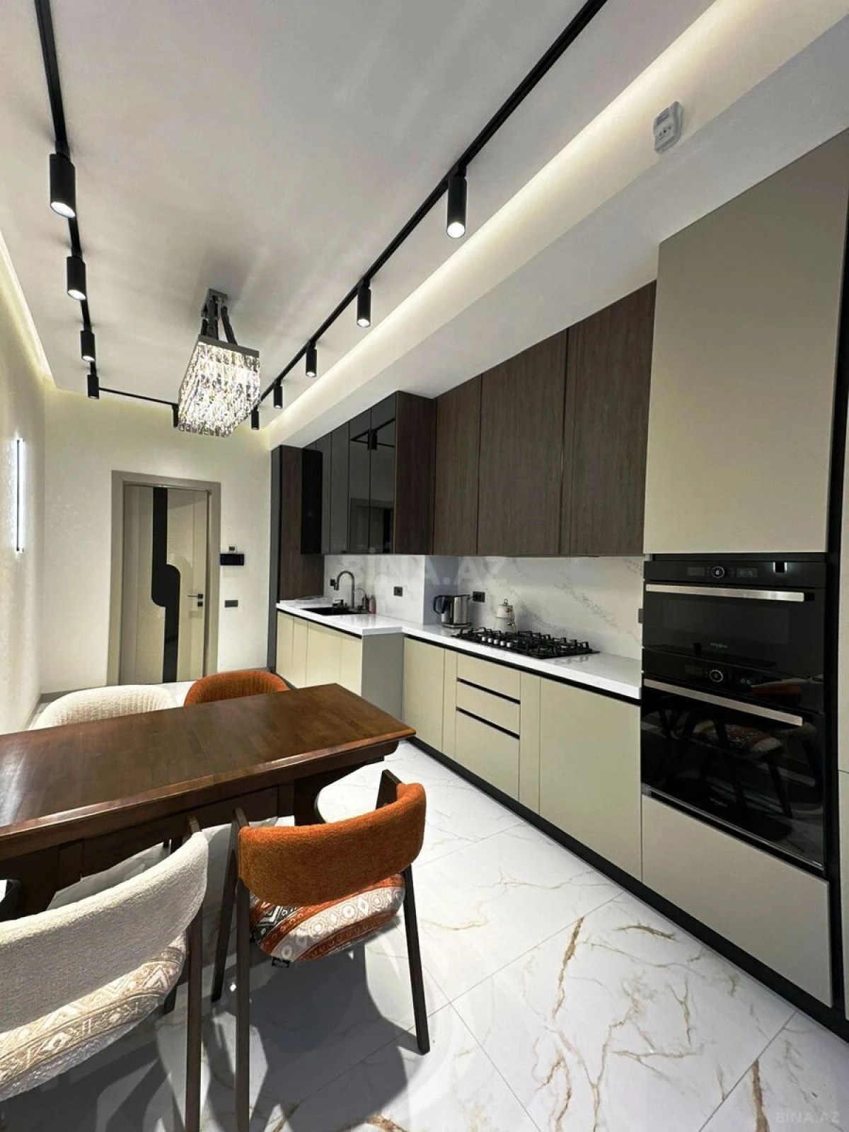 Satılır 4 otaqlı mənzil 180 m²