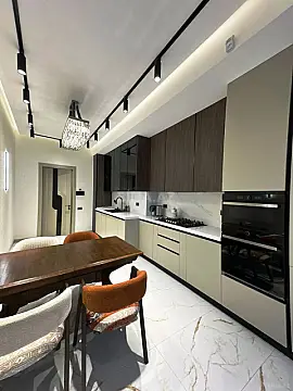 Satılır 4 otaqlı mənzil 180 m²