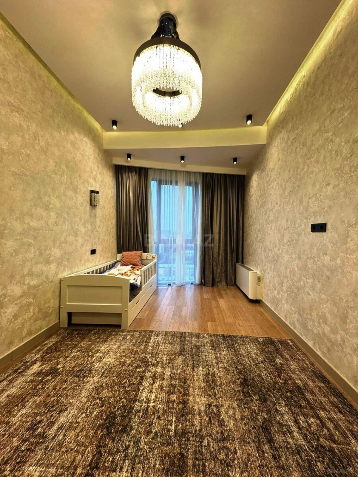Satılır 4 otaqlı mənzil 180 m²