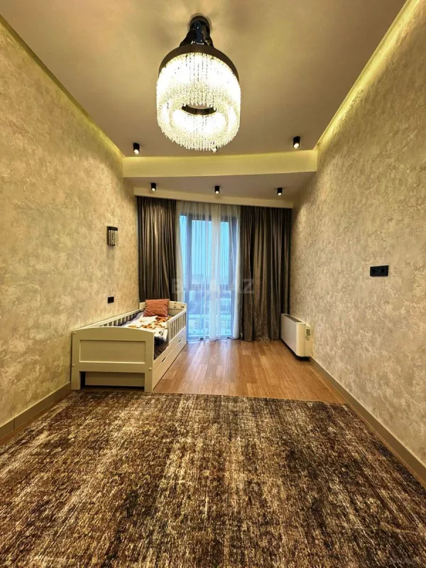 Satılır 4 otaqlı mənzil 180 m²