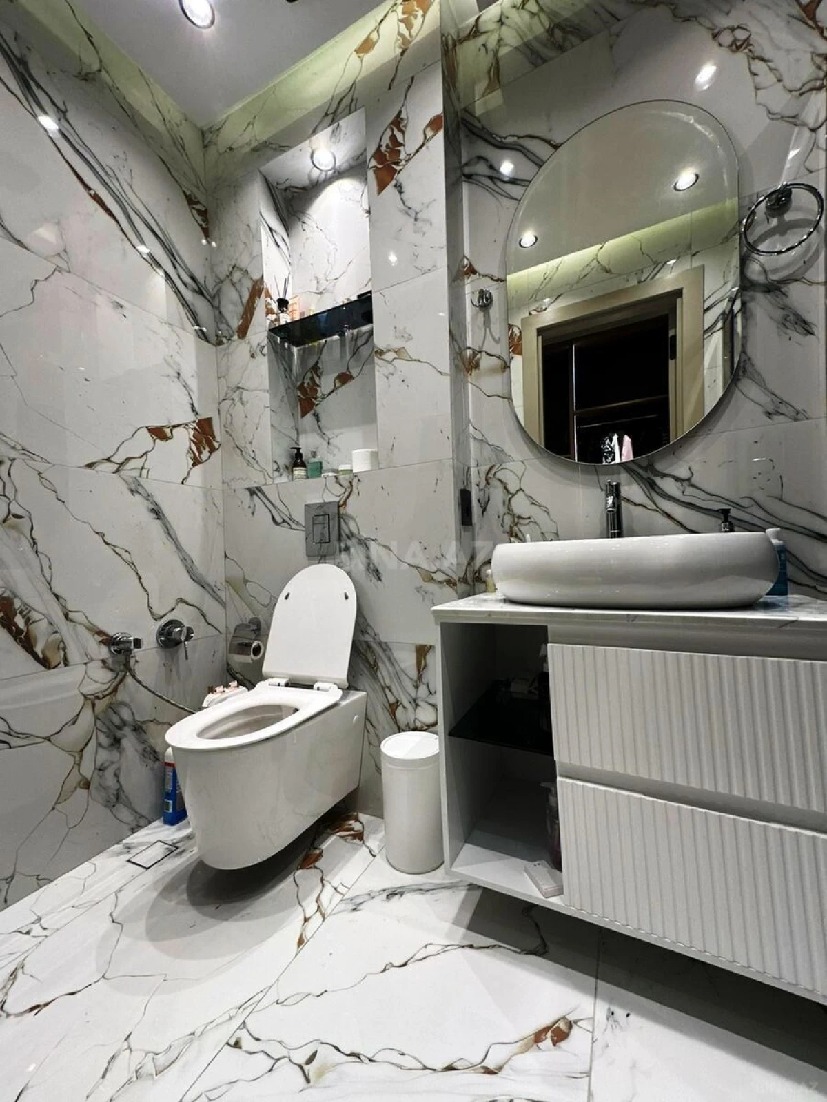 Satılır 4 otaqlı mənzil 180 m²