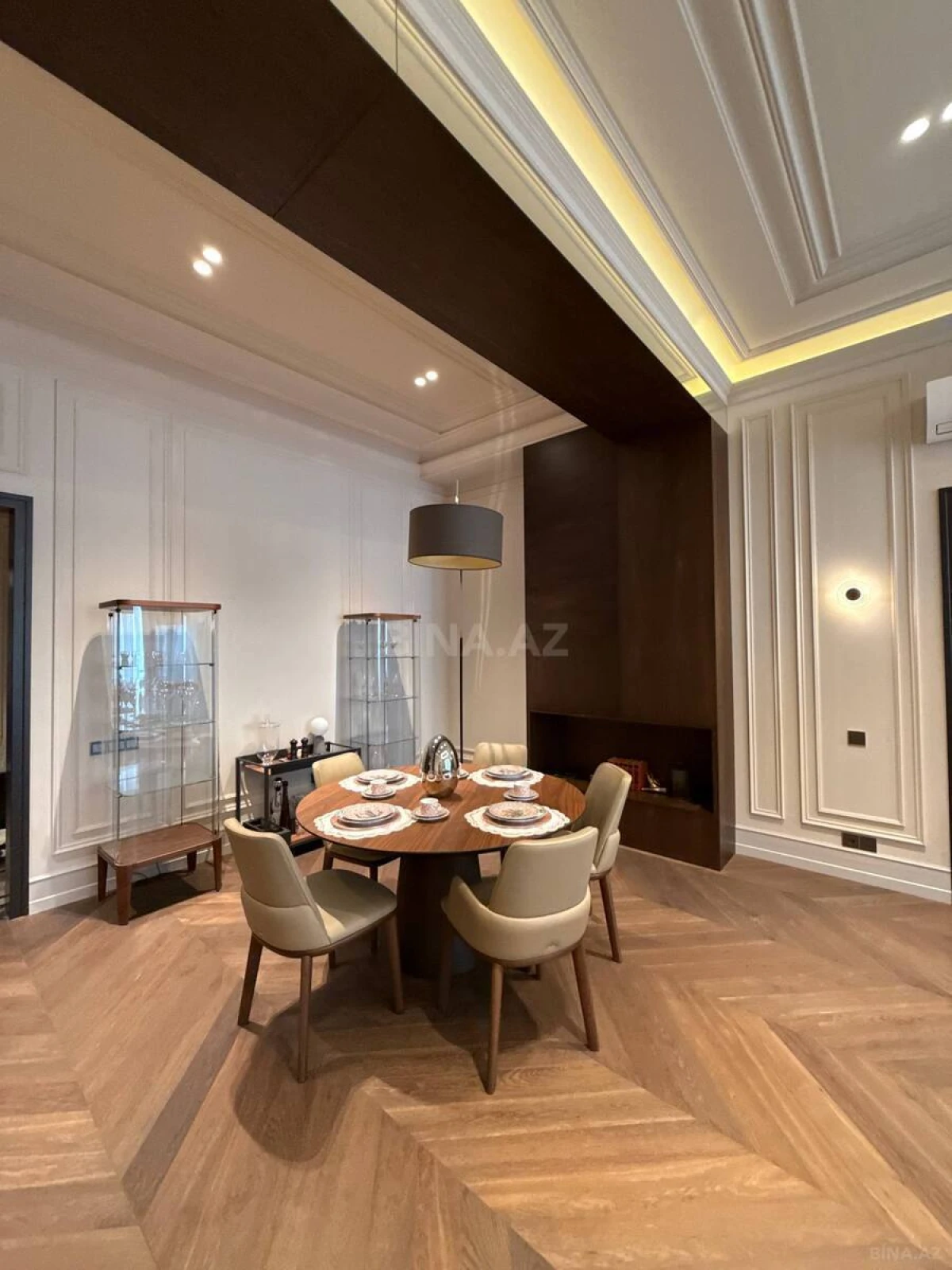 Satılır 3 otaqlı mənzil 180.5 m²