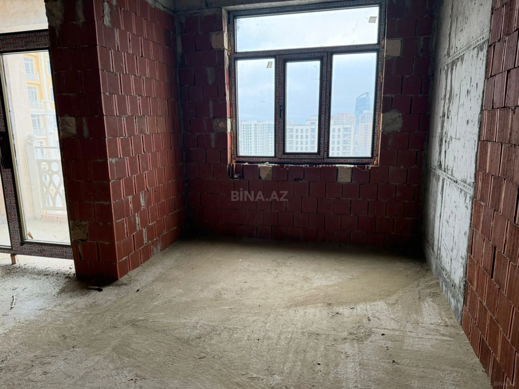 Satılır 4 otaqlı mənzil 221.1 m²