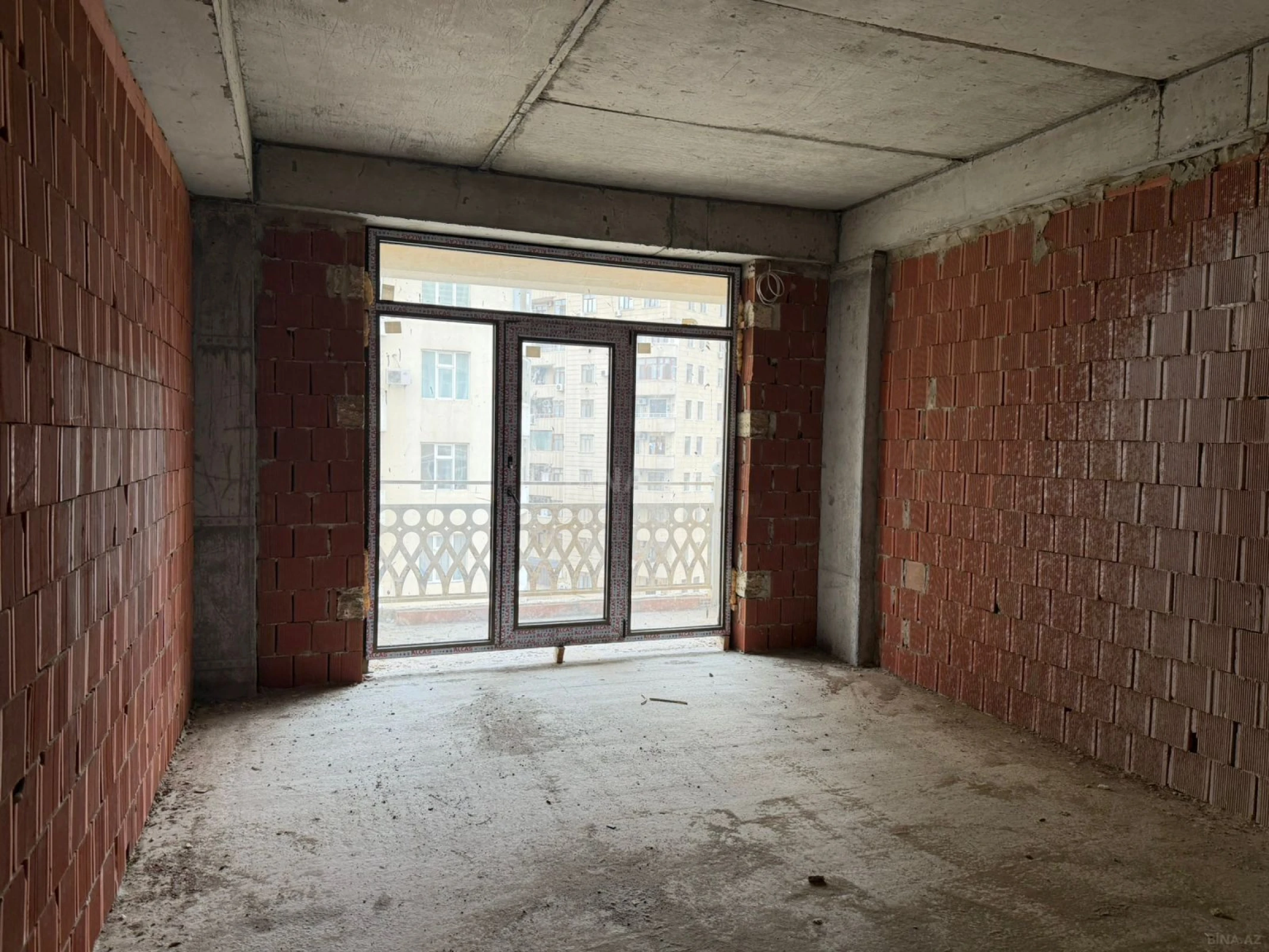 Satılır 4 otaqlı mənzil 221.1 m²