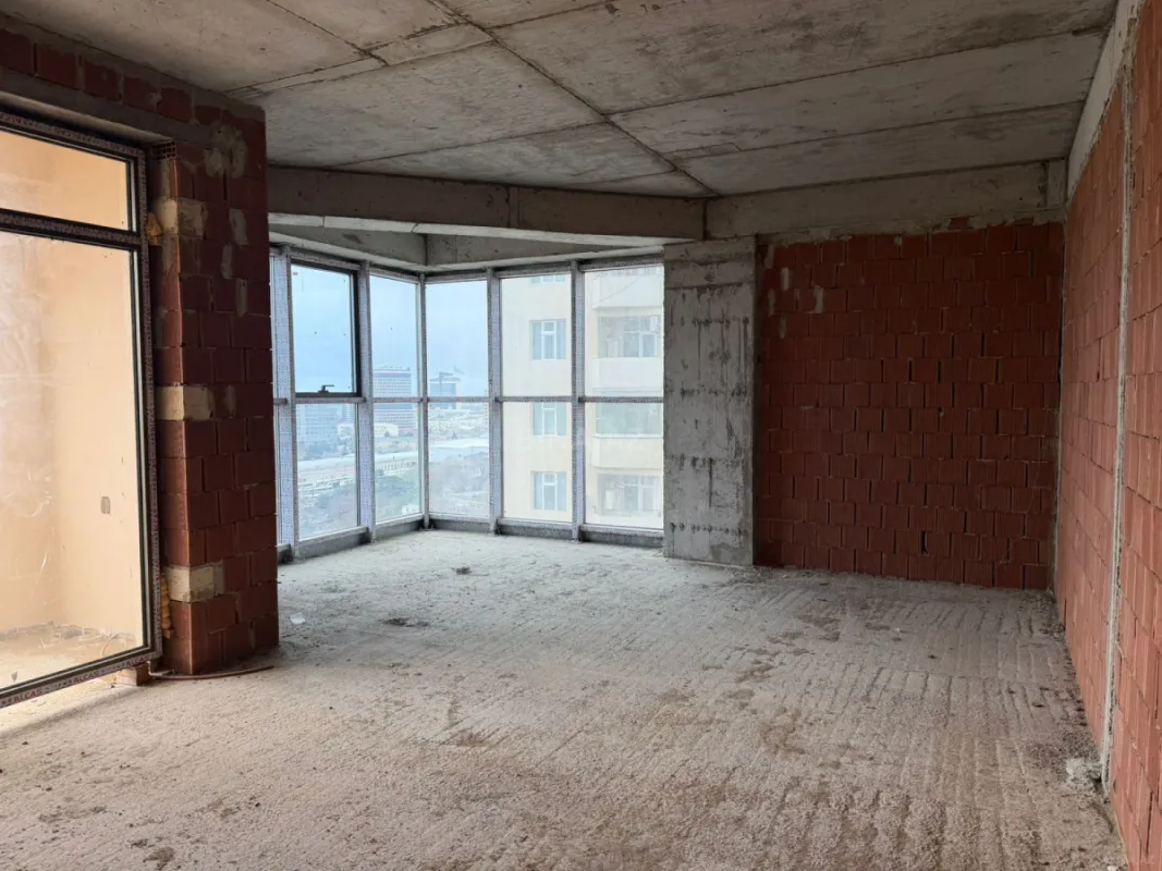 Satılır 4 otaqlı mənzil 221.1 m²