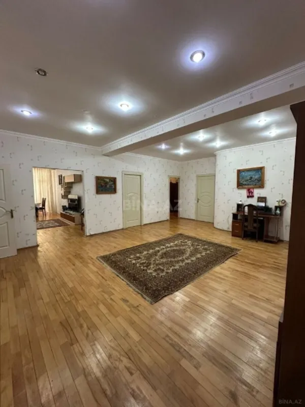 Satılır 3 otaqlı mənzil 153 m²