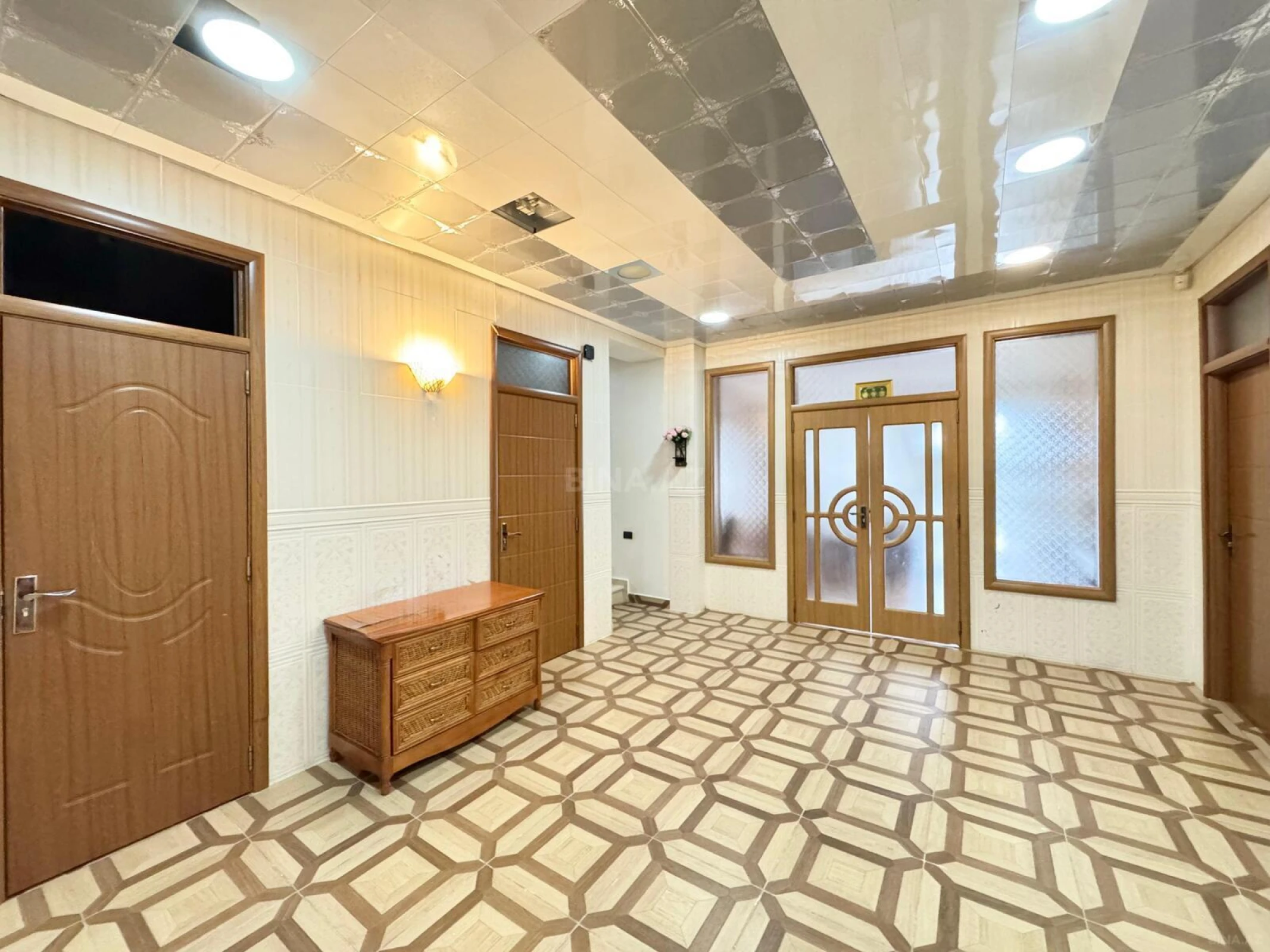 Satılır 6 otaqlı həyət evi 600 m²