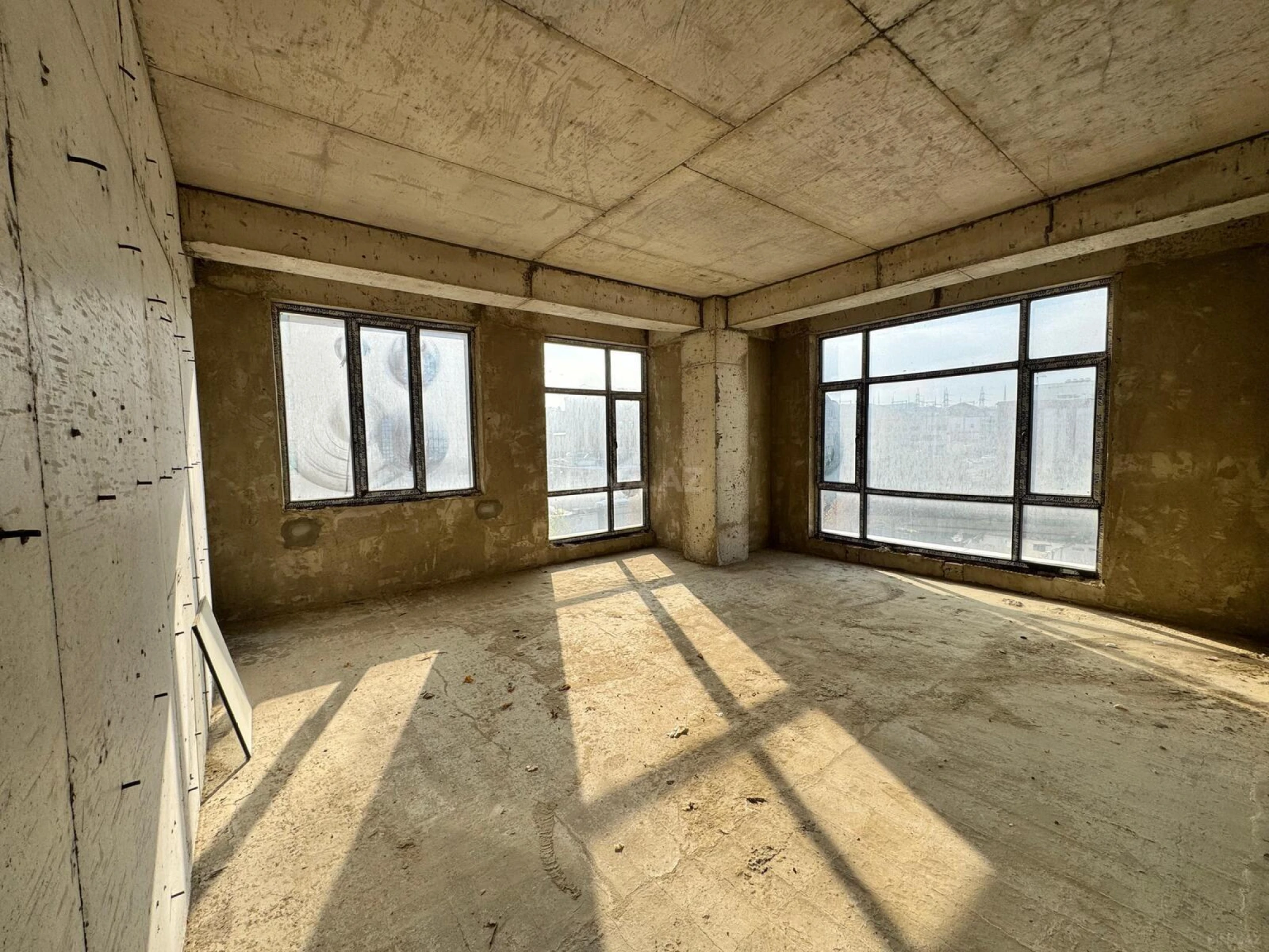 Satılır 4 otaqlı mənzil 157 m²