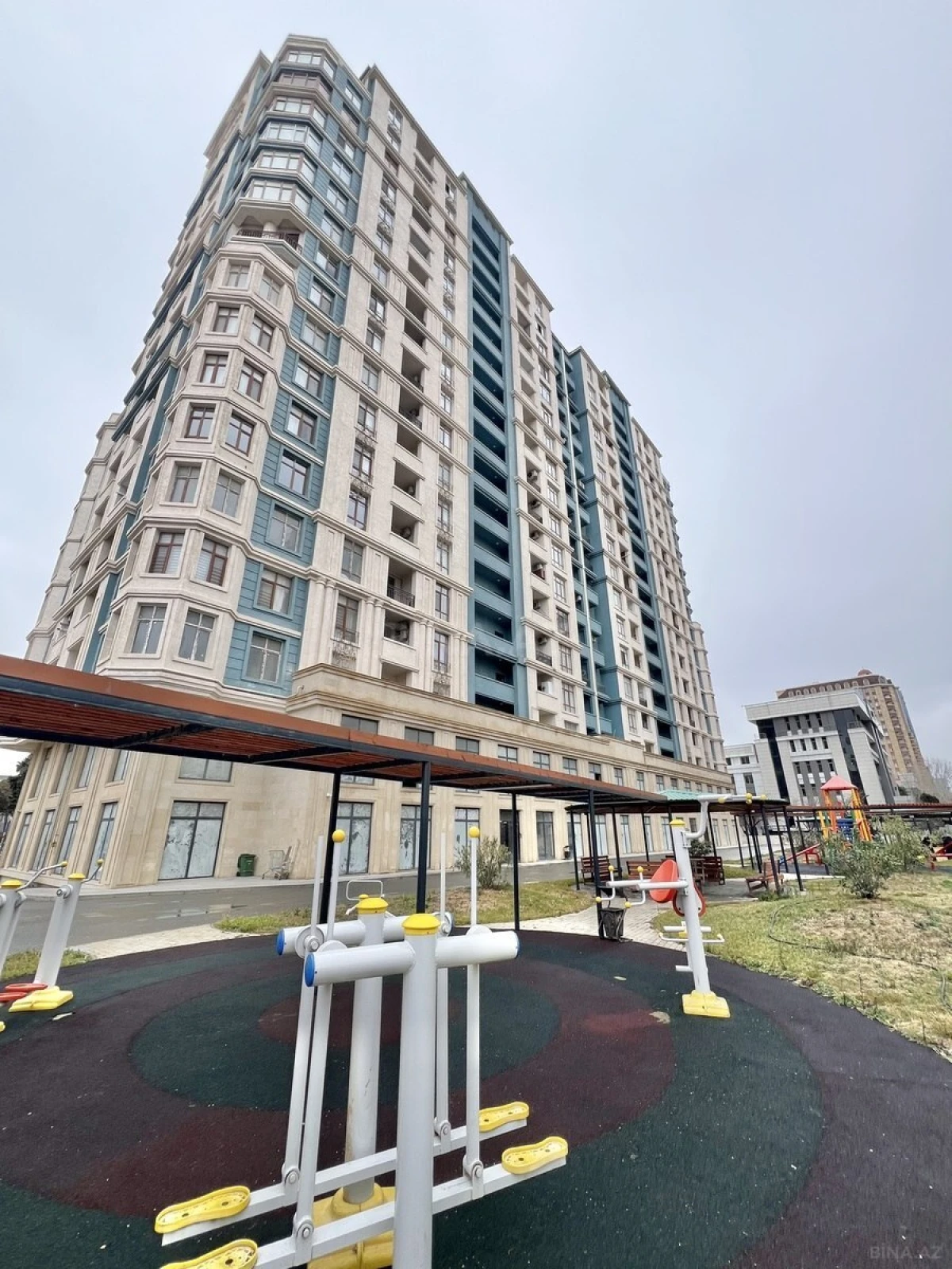 Satılır 3 otaqlı mənzil 134 m²