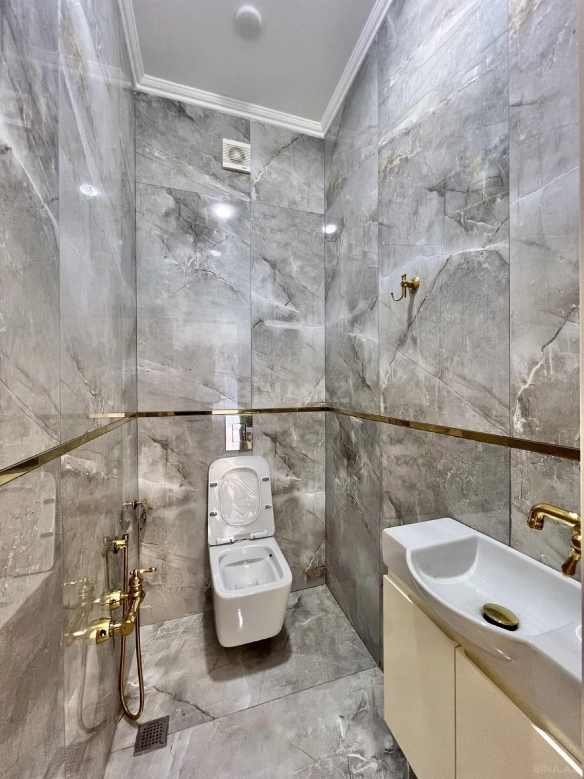 Satılır 3 otaqlı mənzil 134 m²