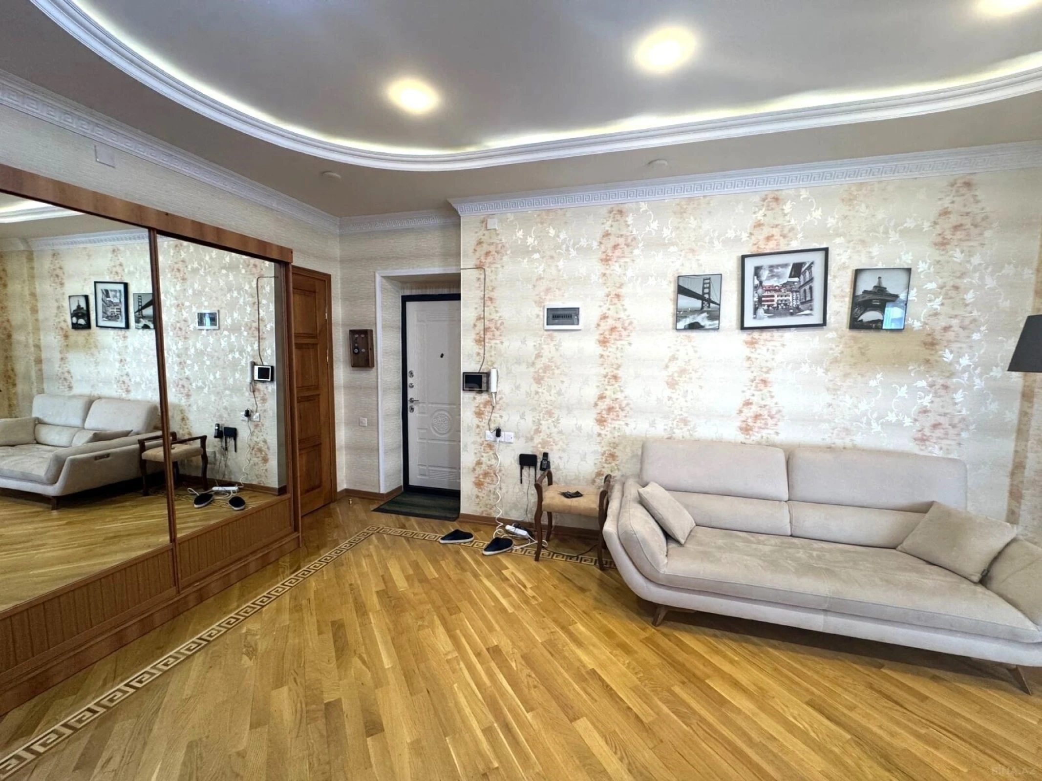 Satılır 3 otaqlı mənzil 165.5 m²