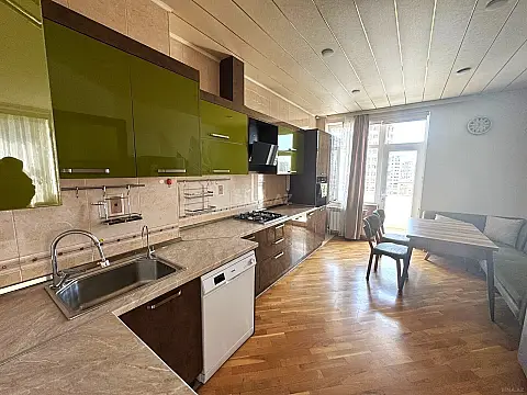 Satılır 3 otaqlı mənzil 165.5 m²