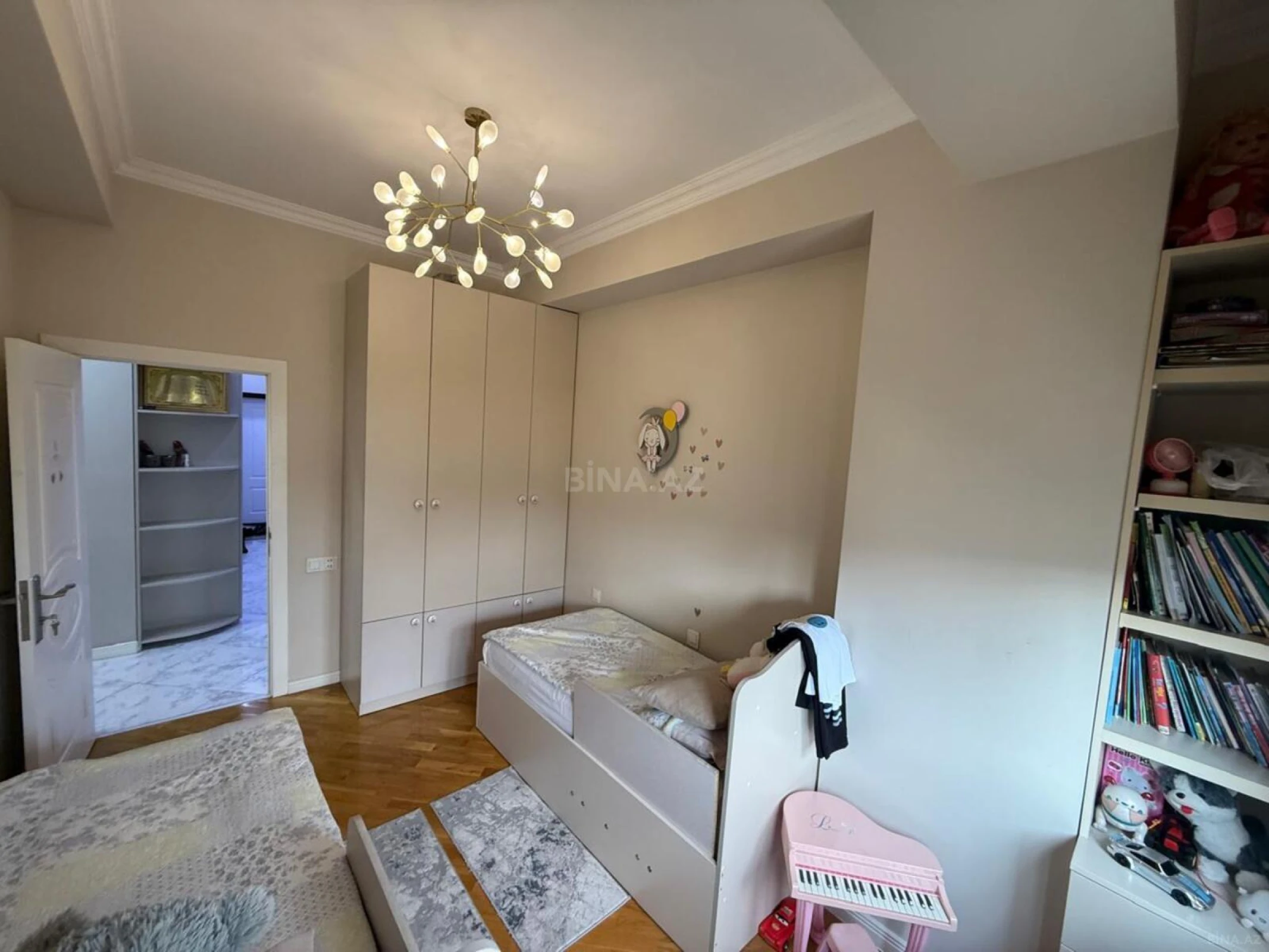 Satılır 4 otaqlı mənzil 120 m²