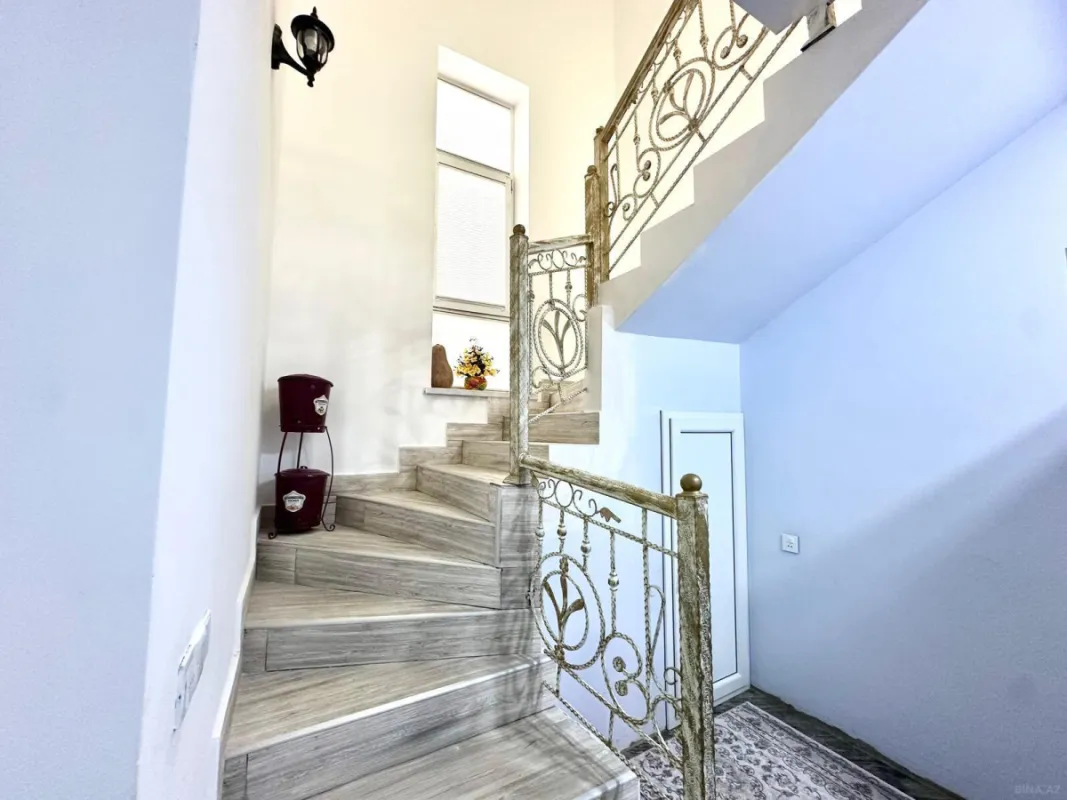 Satılır 5 otaqlı həyət evi 240 m²