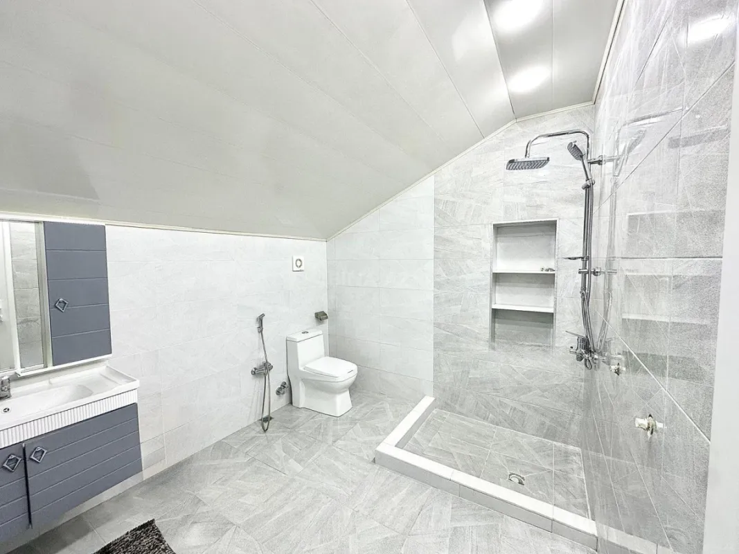 Satılır 5 otaqlı həyət evi 240 m²