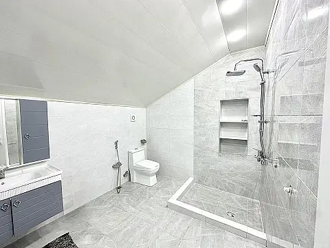 Satılır 5 otaqlı həyət evi 240 m²