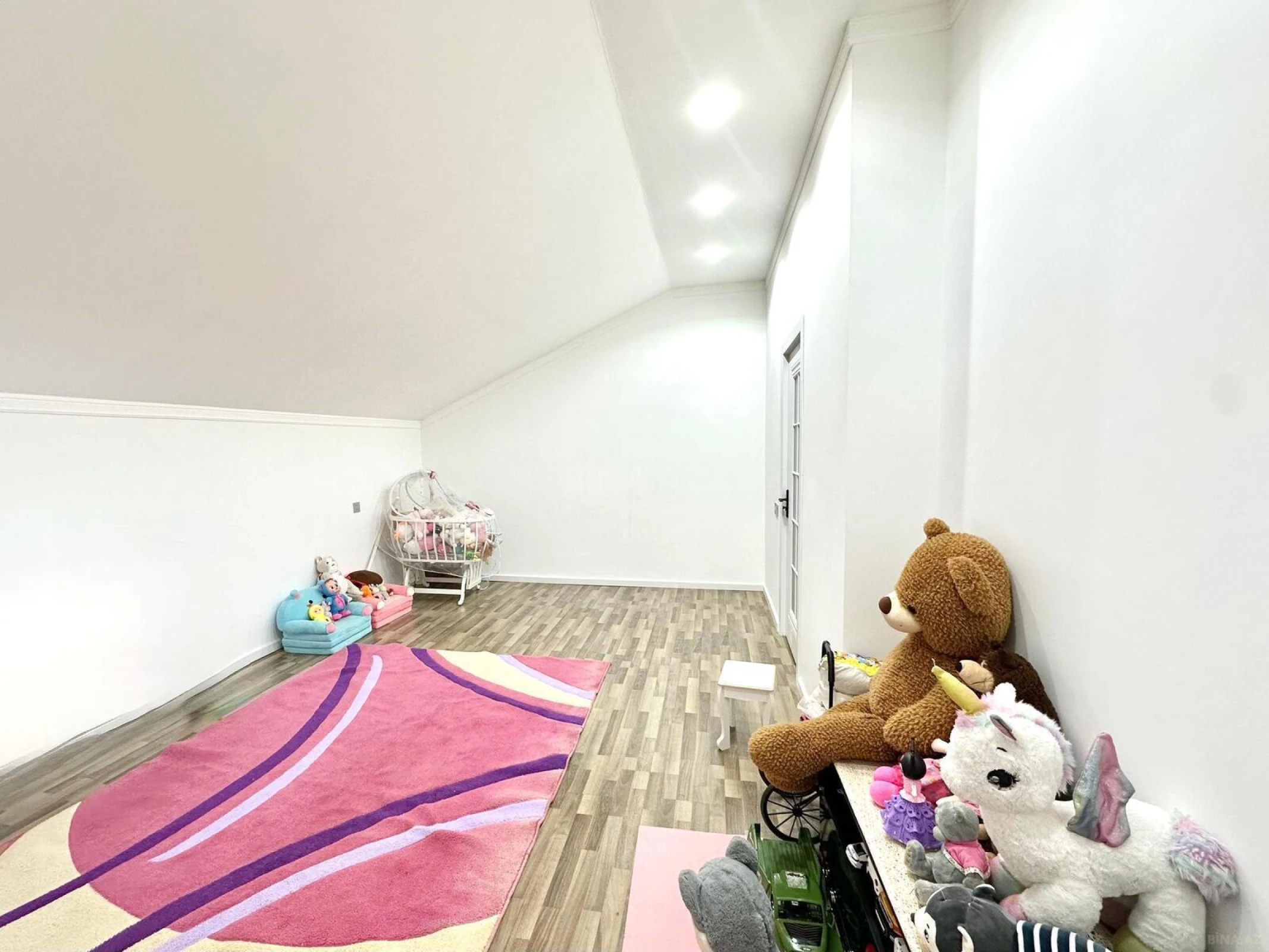 Satılır 5 otaqlı həyət evi 240 m²