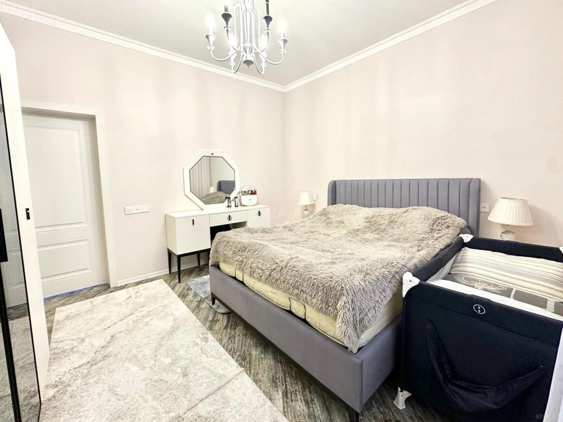 Satılır 5 otaqlı həyət evi 240 m²