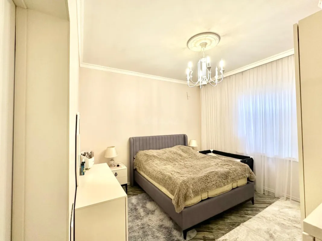 Satılır 5 otaqlı həyət evi 240 m²