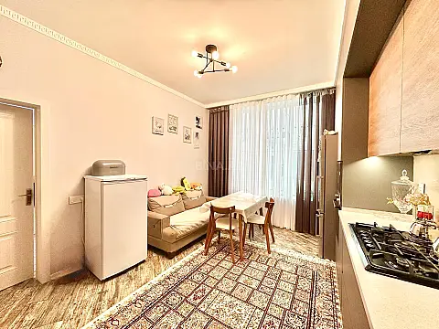 Satılır 5 otaqlı həyət evi 240 m²