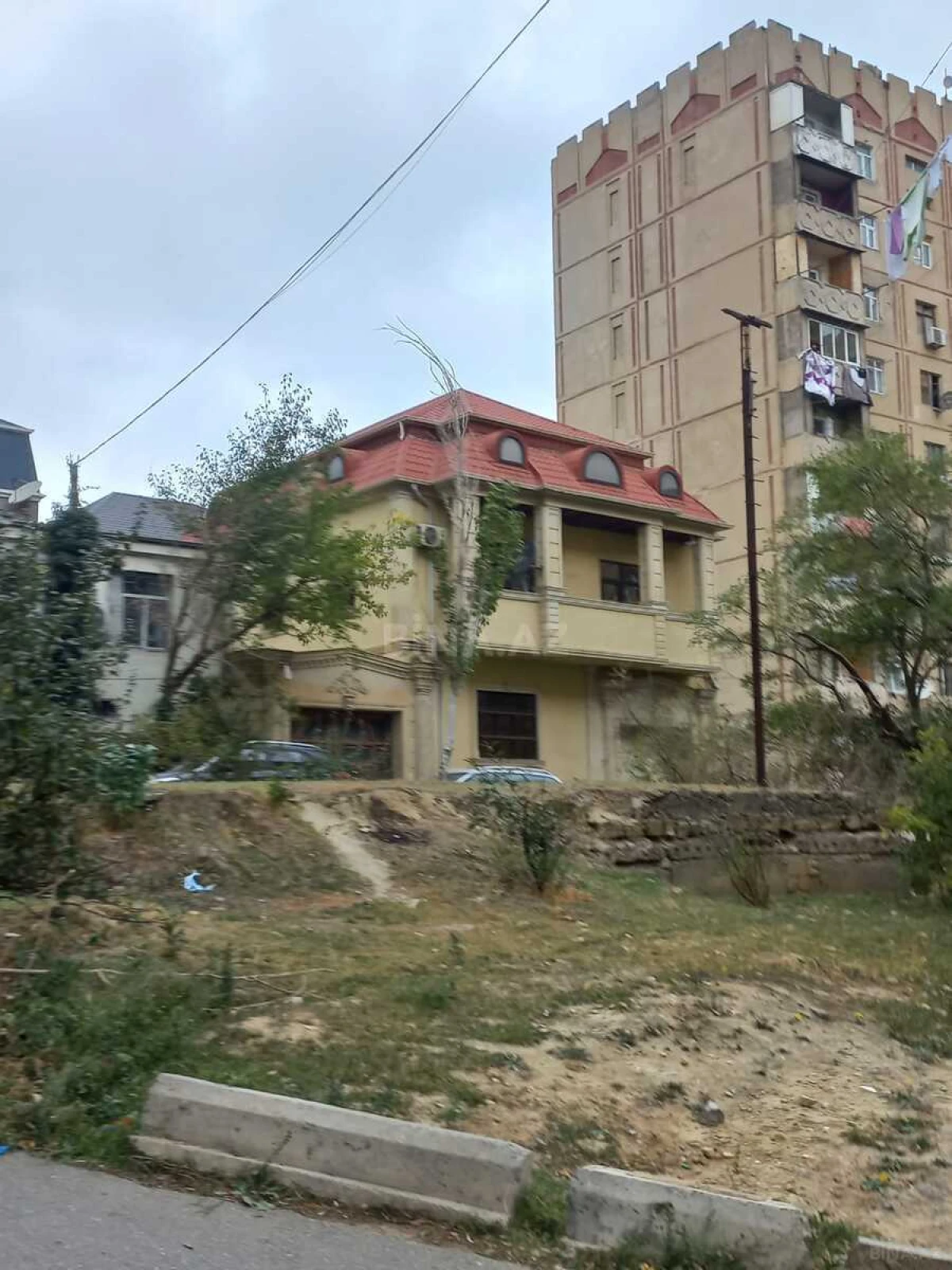 Satılır 4 otaqlı həyət evi 240 m²