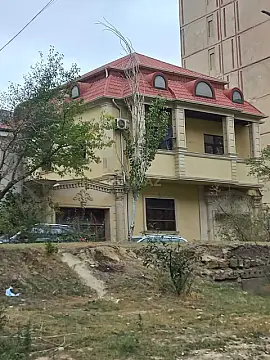 Satılır 4 otaqlı həyət evi 240 m²