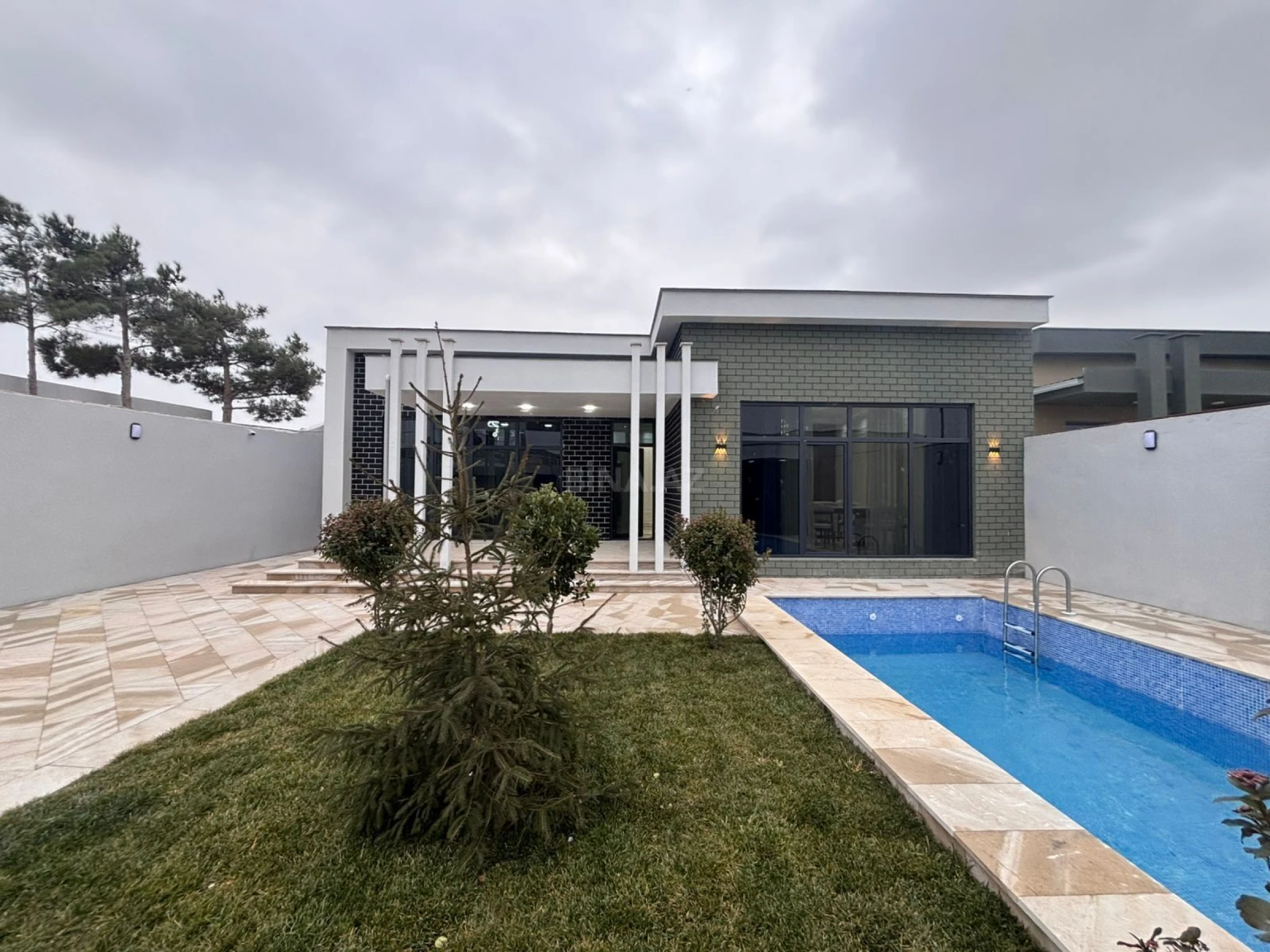 Satılır 4 otaqlı həyət evi 180 m²