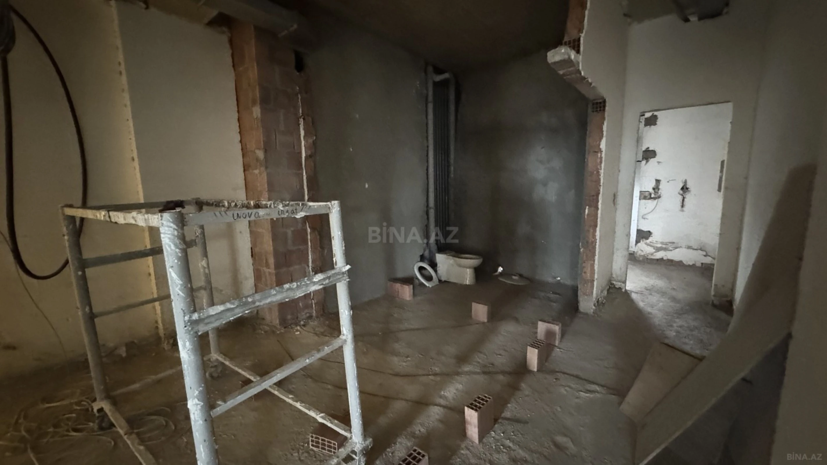 Satılır 4 otaqlı mənzil 307 m²