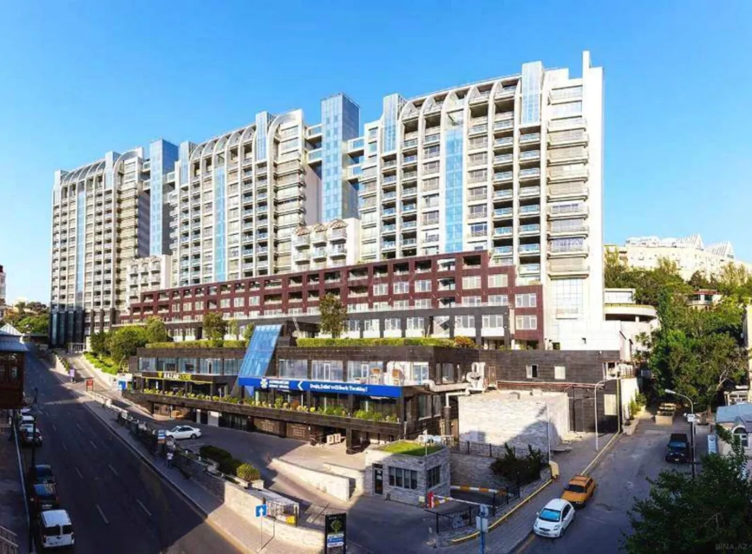 Satılır 4 otaqlı mənzil 307 m²
