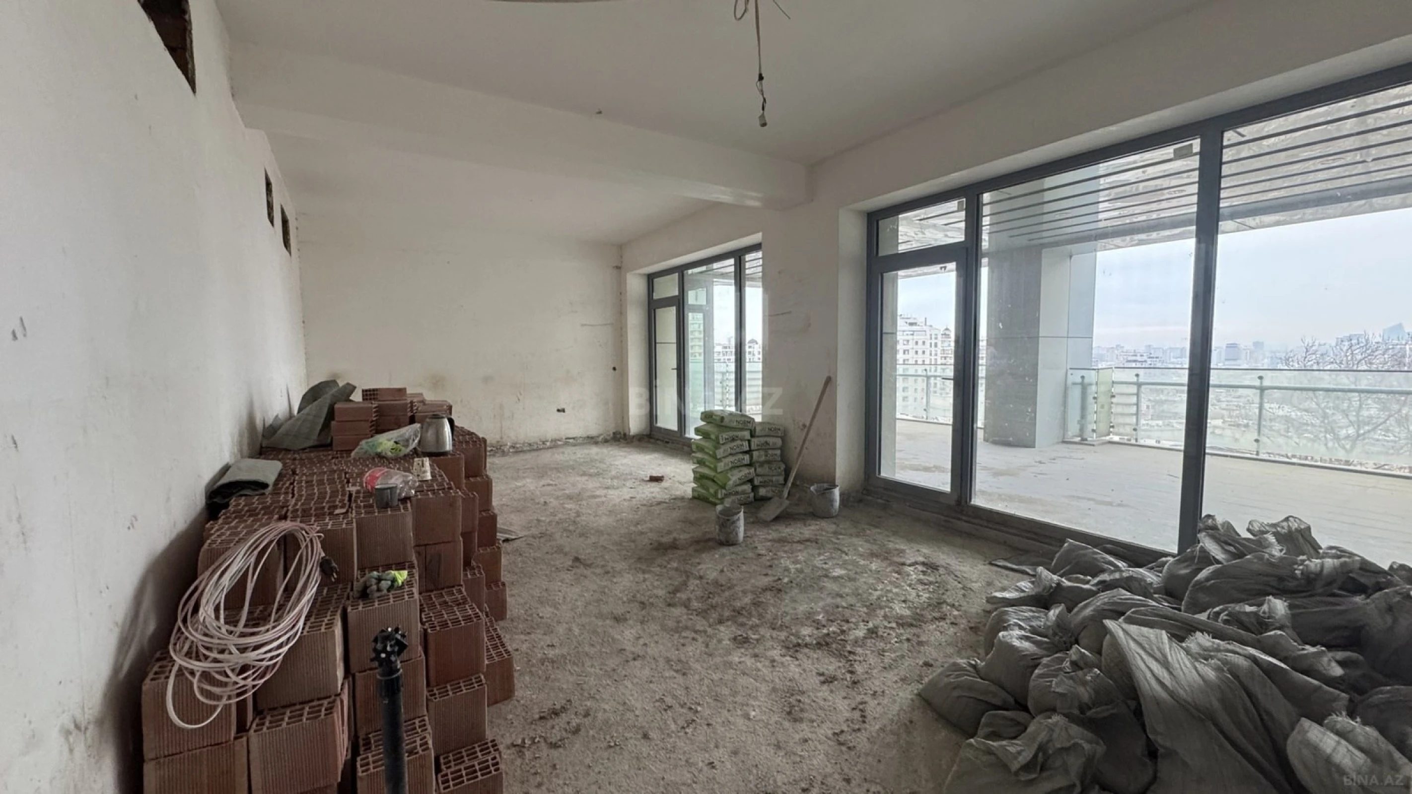 Satılır 4 otaqlı mənzil 307 m²