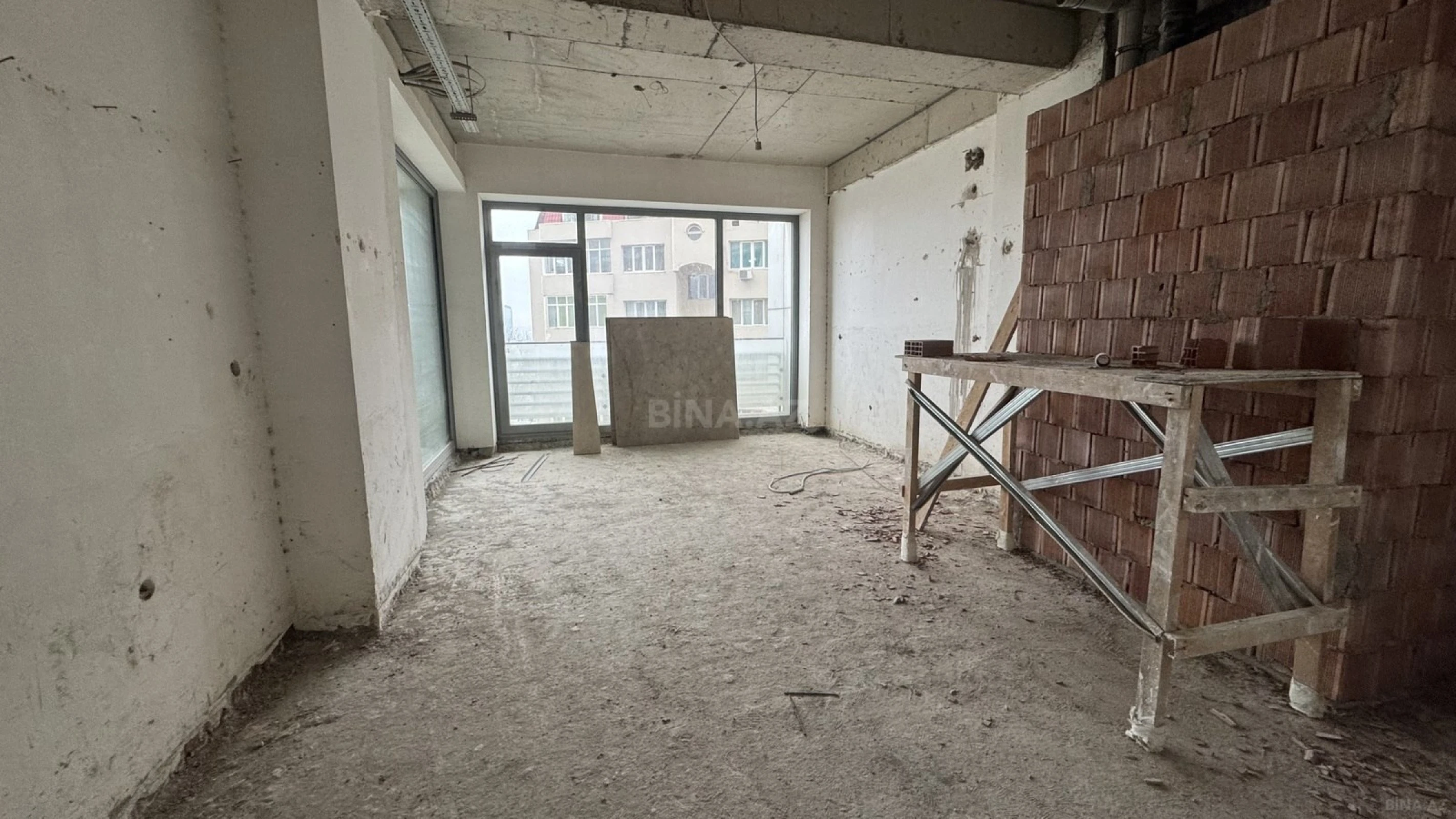 Satılır 4 otaqlı mənzil 307 m²