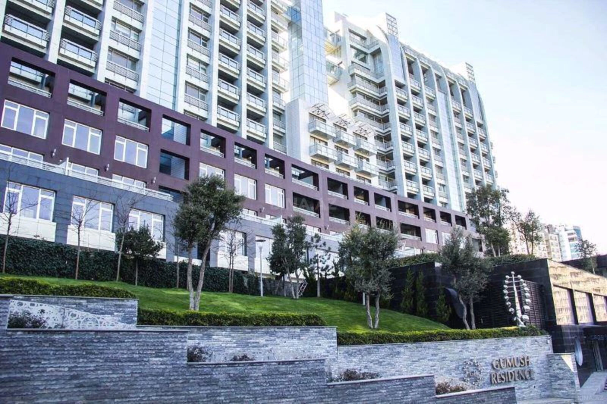 Satılır 4 otaqlı mənzil 307 m²