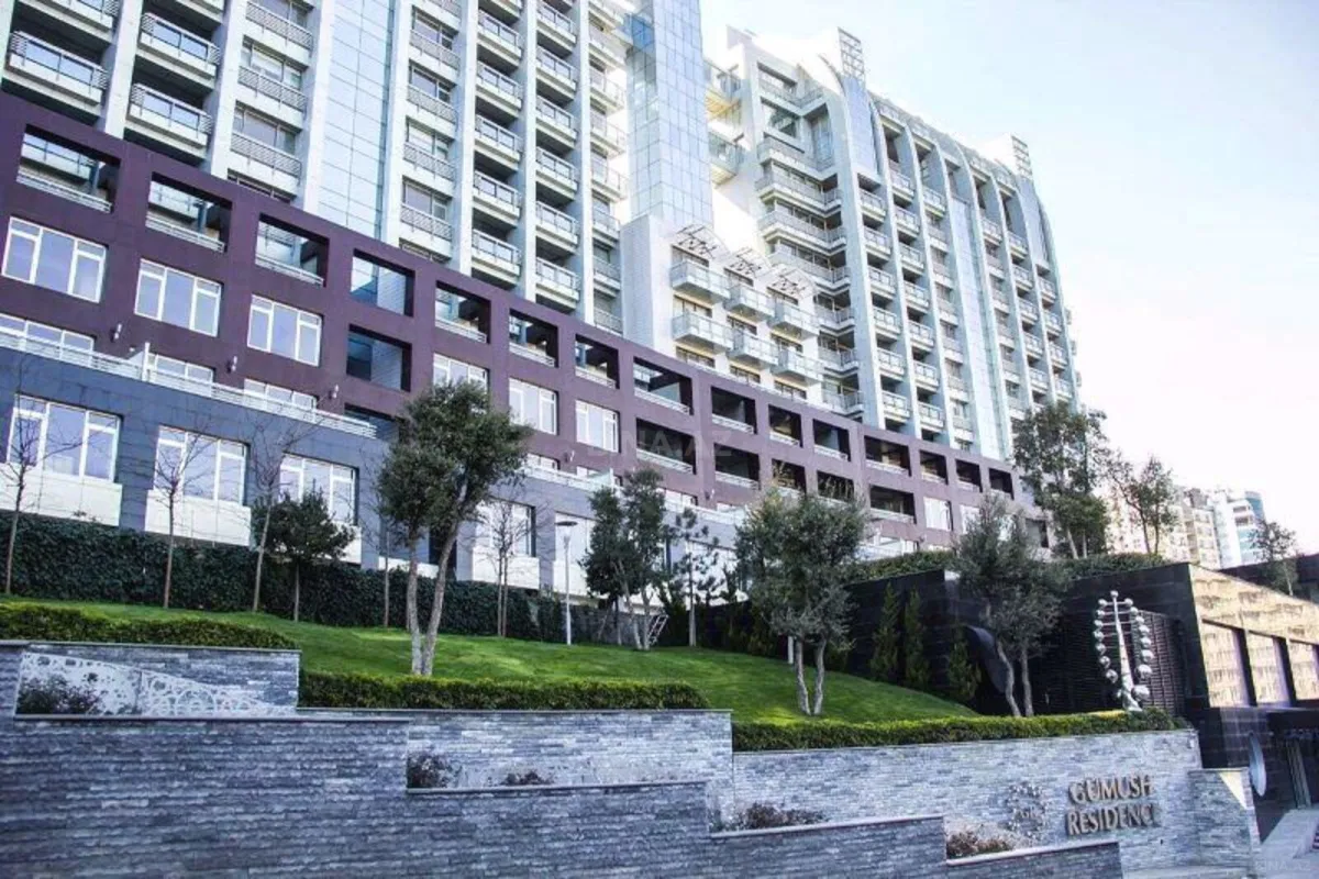 Satılır 4 otaqlı mənzil 307 m²