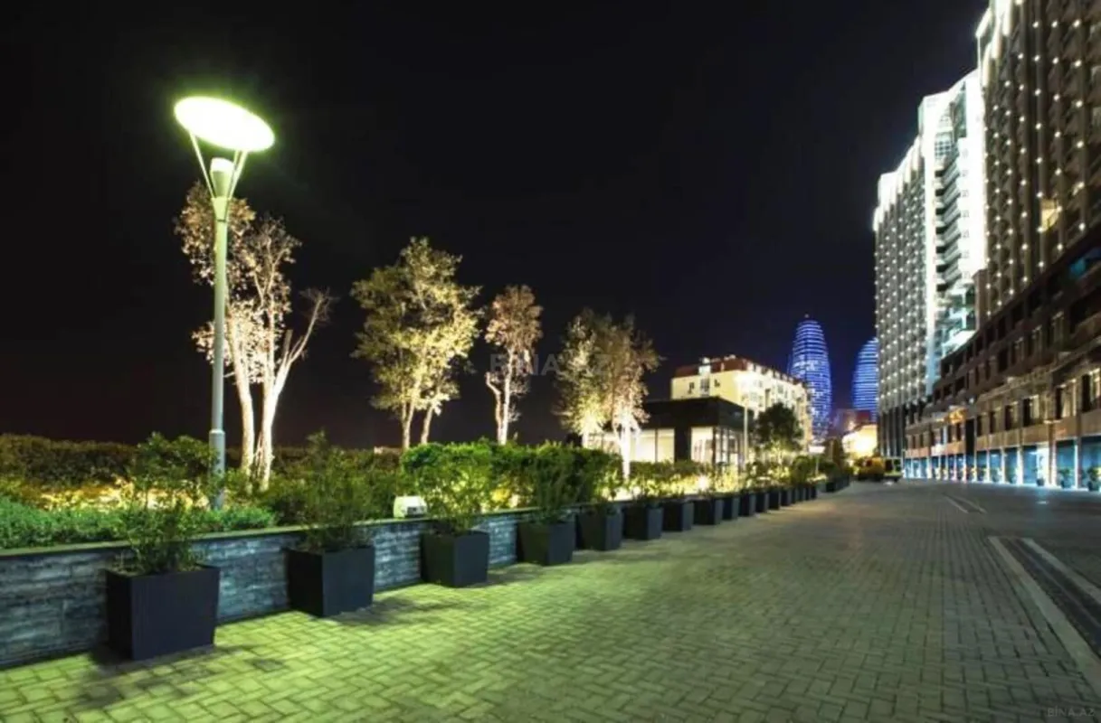 Satılır 4 otaqlı mənzil 307 m²