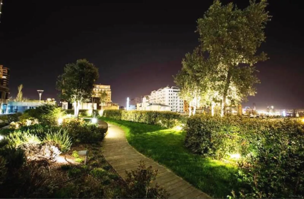 Satılır 4 otaqlı mənzil 307 m²