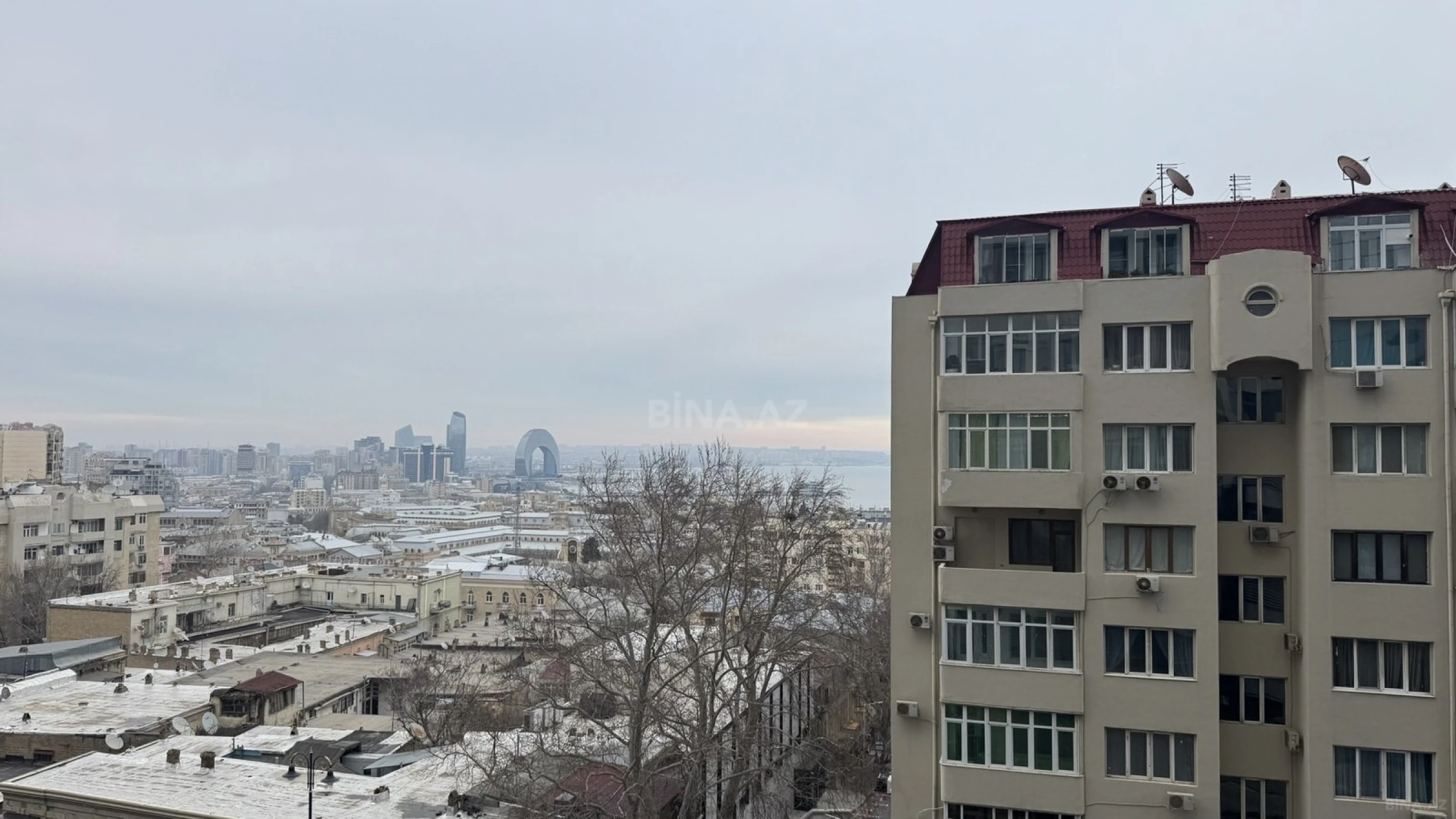 Satılır 4 otaqlı mənzil 307 m²
