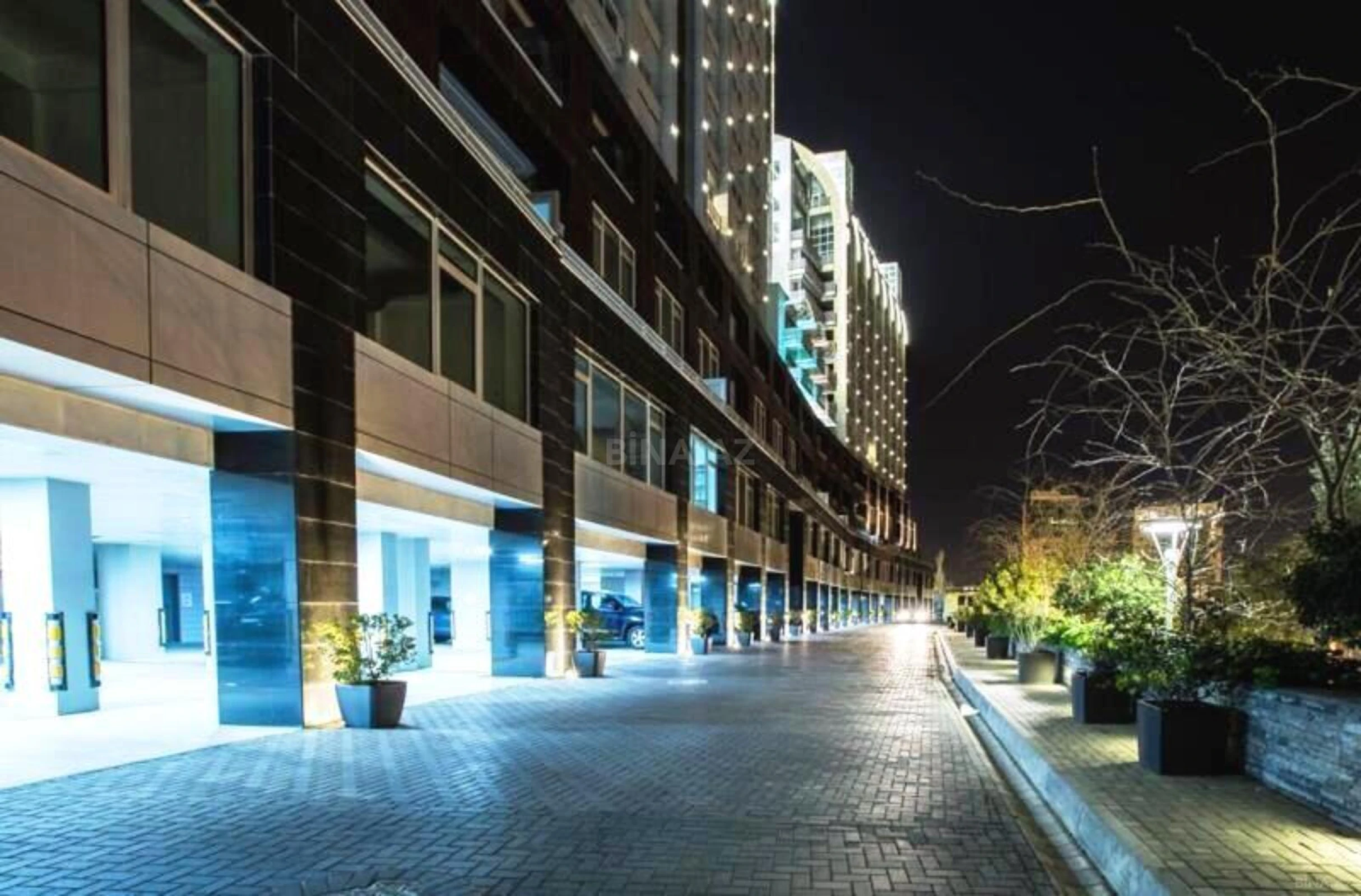 Satılır 4 otaqlı mənzil 307 m²