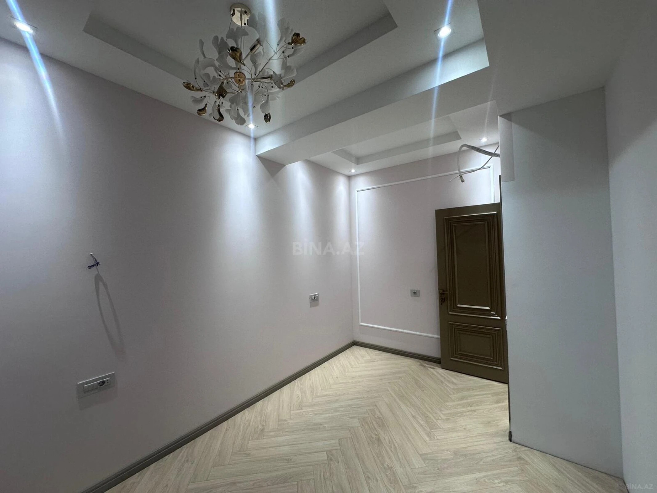 Satılır 4 otaqlı mənzil 129 m²