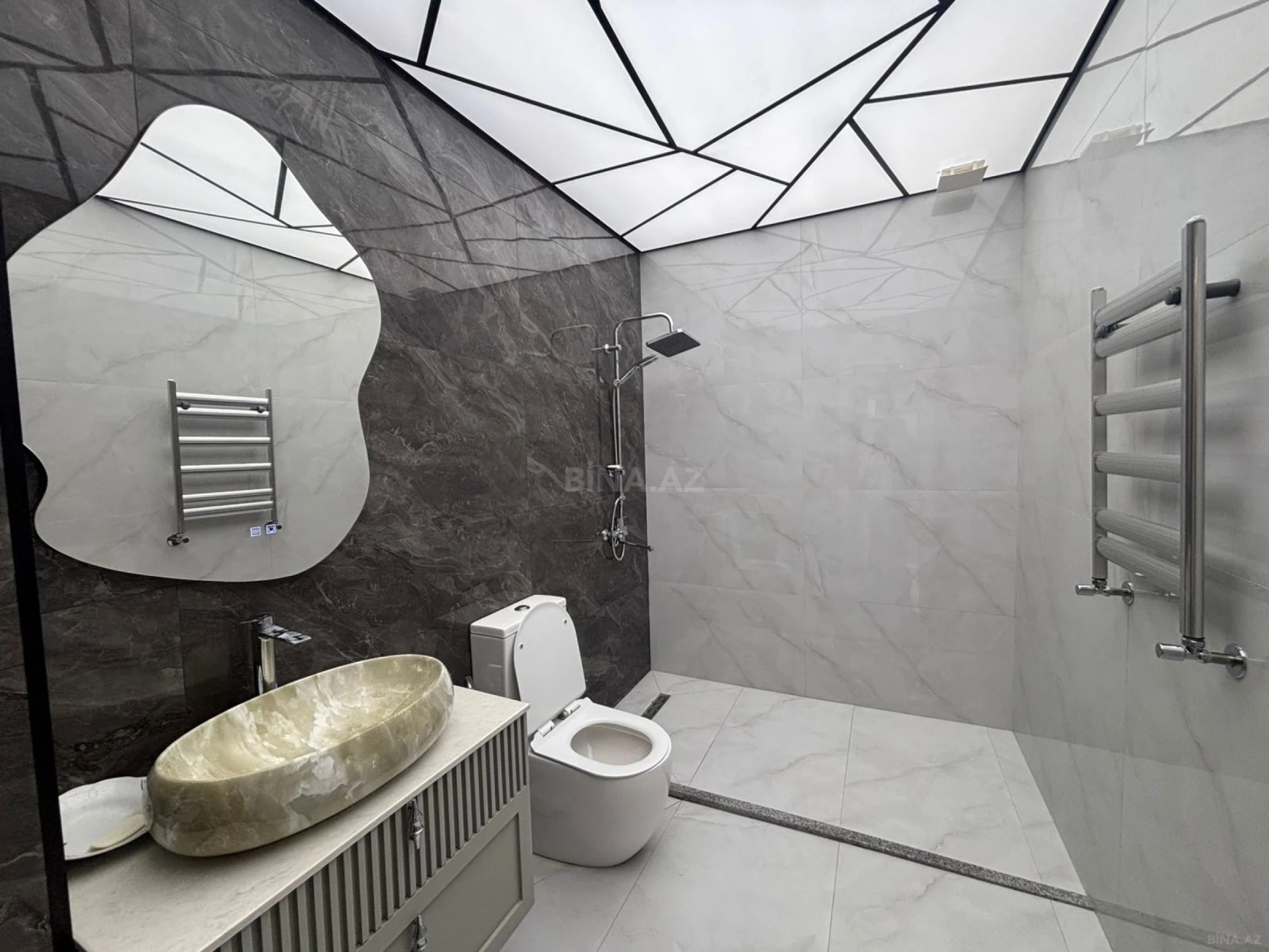 Satılır 8 otaqlı həyət evi 350 m²