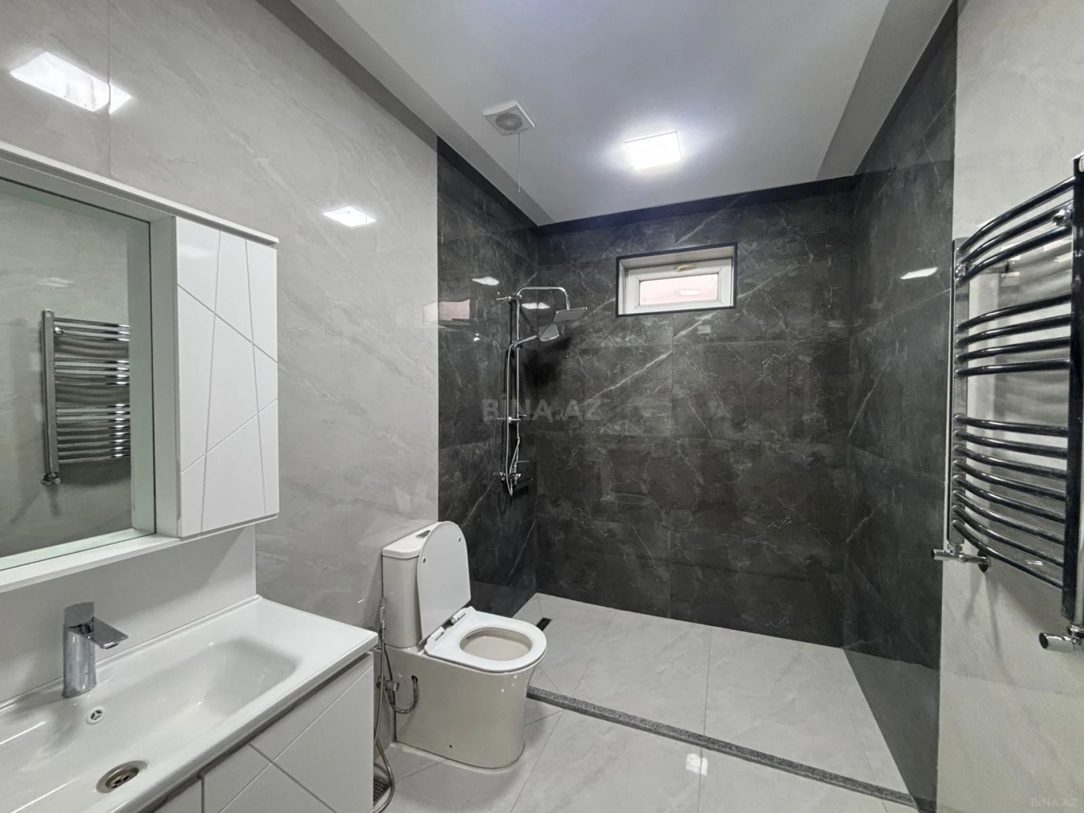 Satılır 8 otaqlı həyət evi 350 m²