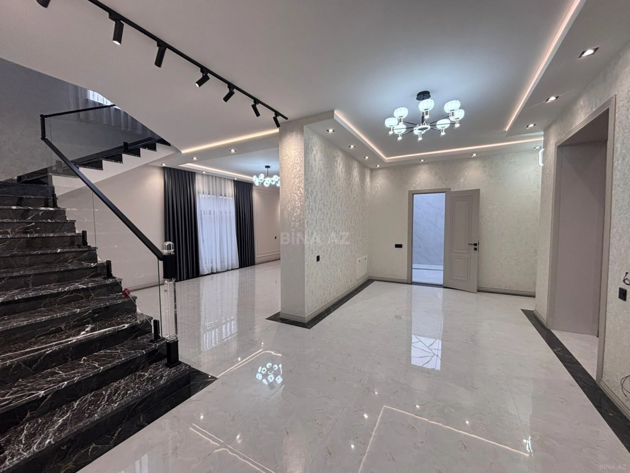 Satılır 8 otaqlı həyət evi 350 m²