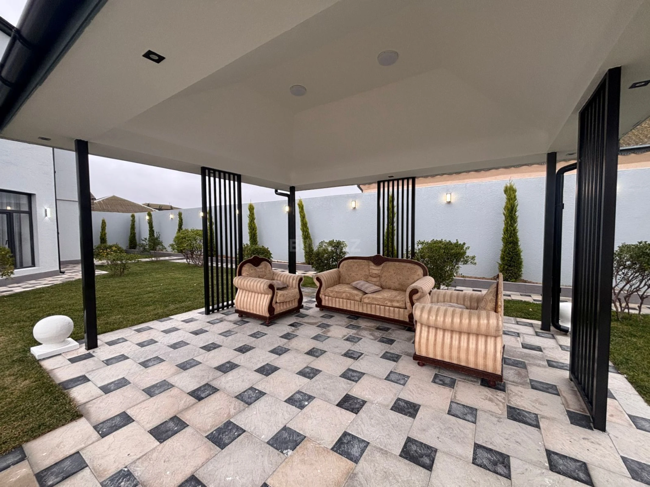 Satılır 8 otaqlı həyət evi 350 m²