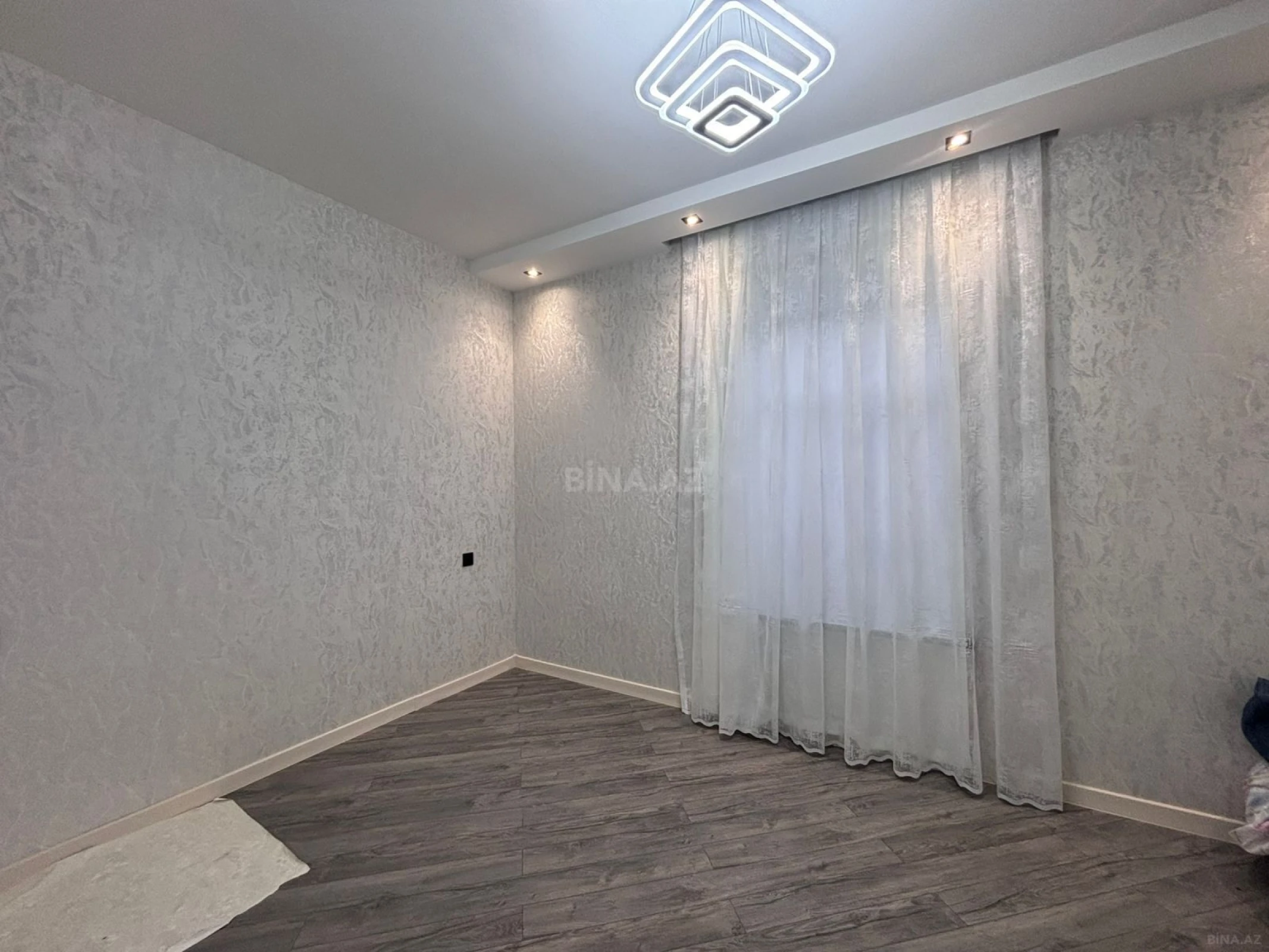 Satılır 8 otaqlı həyət evi 350 m²