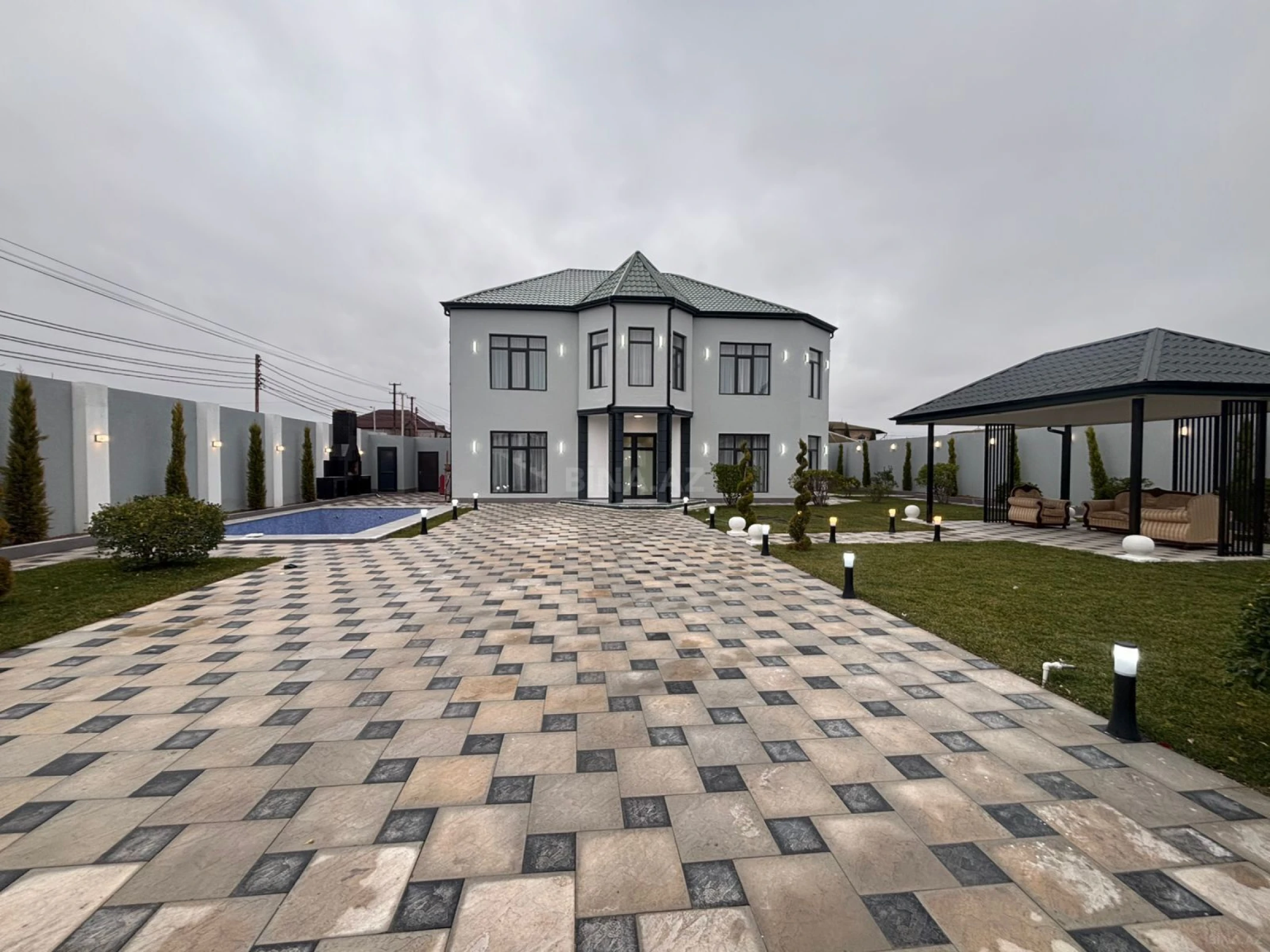 Satılır 8 otaqlı həyət evi 350 m²