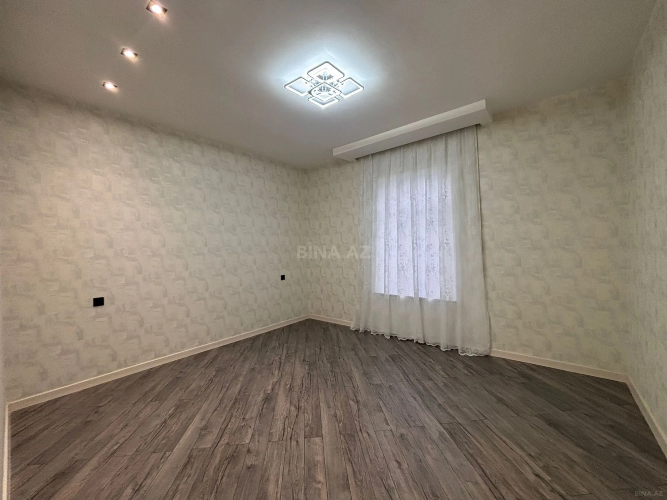 Satılır 8 otaqlı həyət evi 350 m²
